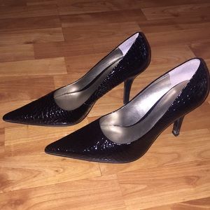 Crocodile black pumps